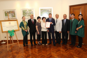 姚連生家人、港大馬斐森校長及立之學院的李焯芬院長和學生代表等合照。