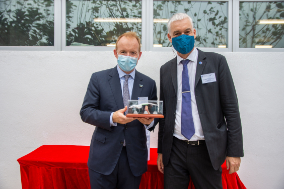 Image 4: Replica of whale skeleton produced by 3D printing was presented to officiating guest Mr Merlin Swire, Chairman of Swire Pacific Limited, by Professor Matthew R Evans, Dean of Science, HKU.
 