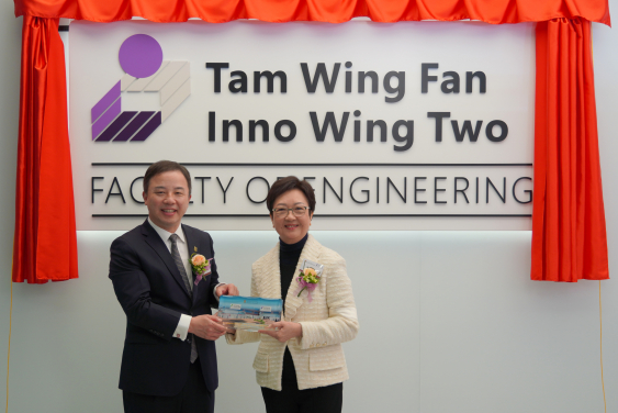 President and Vice-Chancellor Professor Xiang Zhang presented souvenir to Mrs May Tam
 