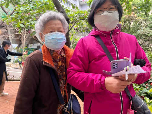 A 93-year-old lady comes with her daughter for her first jab 