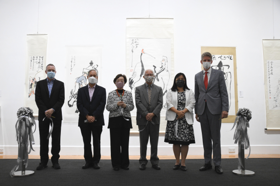 (From left) Ribbon-cutting ceremony by Professor Ian Holliday, Vice-President and Pro-Vice-Chancellor (Teaching and Learning), the University of Hong Kong; Professor Lee Yun Woon, Former Professor of the Department of Fine Arts, The Chinese University of Hong Kong; Professor Mayching Kao, Former Chair Professor of the Department of Fine Arts, The Chinese University of Hong Kong; Mr Tsui Chi Yu, Student of Ting Yin Yung and Collector; Dr Sarah Ng, Curator of University Museum and Art Gallery, the University of Hong Kong; Dr Florian Knothe, Director of University Museum and Art Gallery, the University of Hong Kong
 