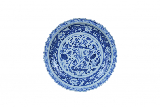 大盤 
元代，十四世紀
中國景德鎮
青花瓷
直徑40厘米
靜樂軒藏
