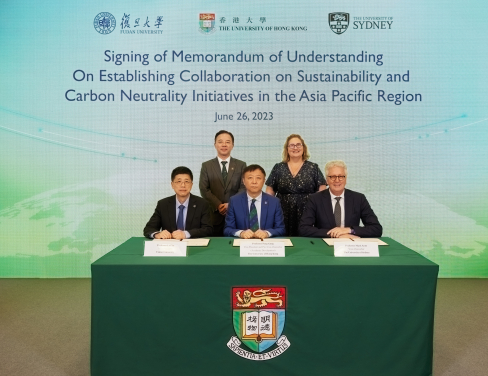 MoU signing witnesses: Professor Xiang Zhang, President and Vice-Chancellor of HKU;  and Professor Kathy Belov, Vice-President (Global and Research Engagement) of U of Sydney
Representatives of the three parties in signing (from left): Professor Lei Xu, Vice-President of Fudan U; Professor Peng Gong, Vice-President (Academic Development) of HKU; and Professor Mark Scott, Vice-Chancellor and President of U of Sydney