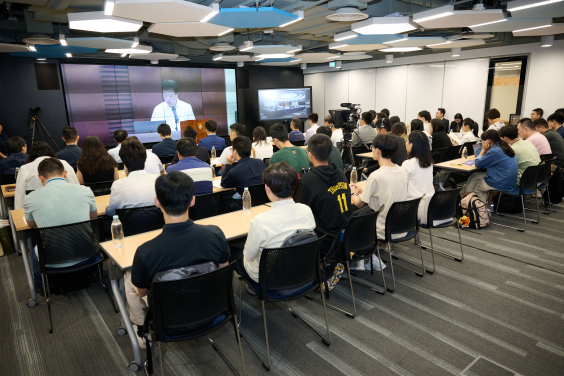 港大師生參與與北京同步直播的「中國電子資訊工程科技十四大挑戰 (2023)」發佈會