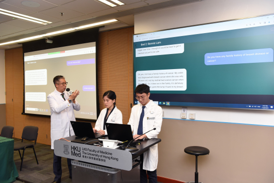 許長峯醫生（左）闡述「AI虛擬病人」問診應用程式可以讓醫科學生在多樣化的虛擬環境中學習。
 