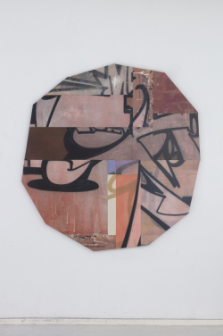 《巨岩（朱砂）》
Adrian FALKNER（1979年，瑞士，巴塞爾）
2024年
塑膠彩、噴漆、顏料、粉筆、繪圖墨汁、縫製亞麻布
長170 × 寬160厘米