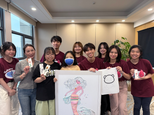 豔麗教導港大學生和地貧患者製作捲紙作品。
 