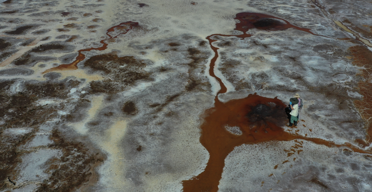 李一良教授與其合作夥伴正在進行野外考察，旨在為即將到來的中國火星取樣返回任務尋找著陸點。