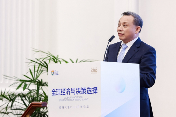 港大經管學院經濟學教授、香港特首政策組專家組成員毛振華教授發表主題演講。