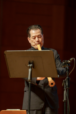 The memorable evening features performances alongside guest performers, including Mr Sunny Yeung, Director of Estates at HKU.