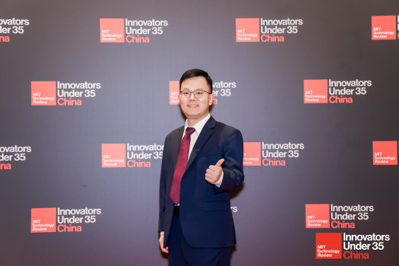 Professor Hengshuang Zhao of the School of Computing and Data Science at HKU has been selected as one of the 2025 "35 Innovators Under 35 China" (TR35 China) by MIT Technology Review. (MIT Technology Review TR35 China)